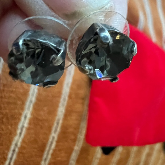Chrystal grey glass stud earrings - Picture 2 of 4